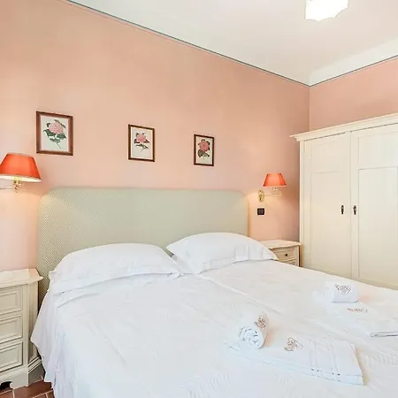9 Bedroom Lucca * كابانّوري