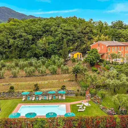 9 Bedroom Lucca * كابانّوري